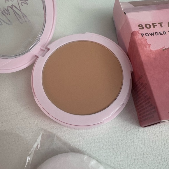 Mally soft as silk powder foundation - Picture 2 of 7